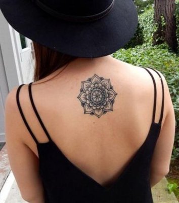  Tatouage mandala de petite taille sur le milieu du dos